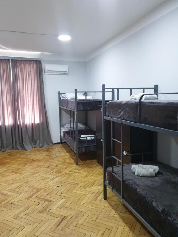 Номер (Спальное место на двухъярусной кровати в общем номере для мужчин и женщин) хостела Laguna Inn, Тбилиси