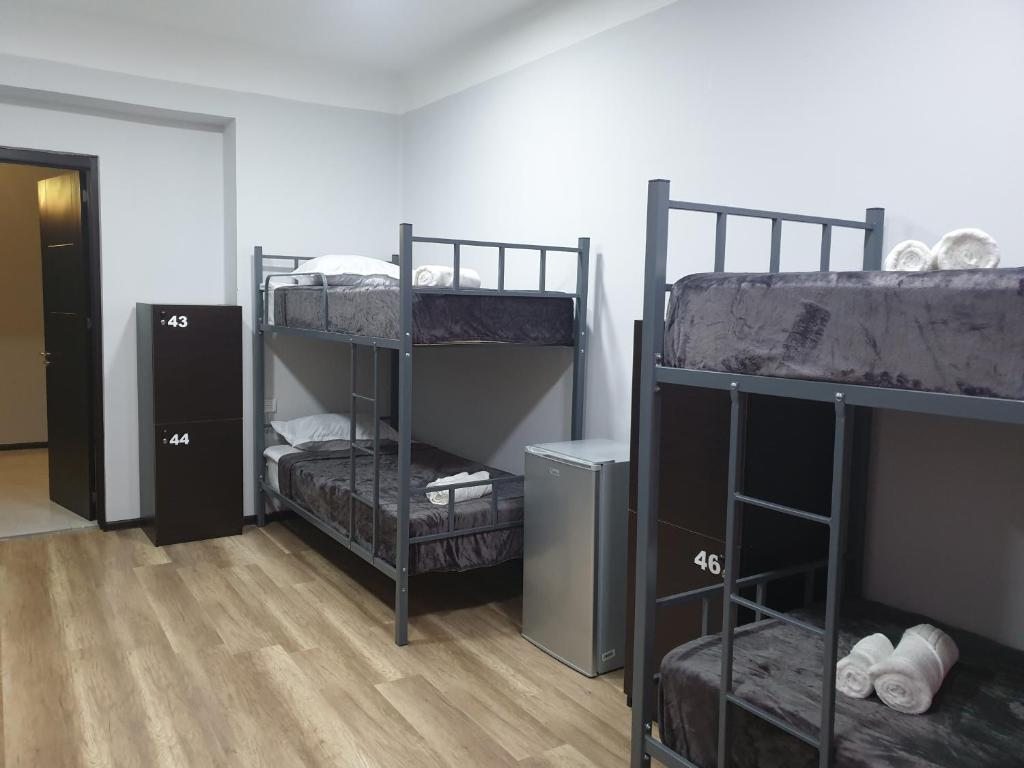 Номер (Спальное место на двухъярусной кровати в общем номере для мужчин и женщин) хостела Laguna Inn, Тбилиси