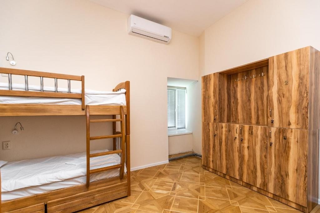 Номер (Односпальная кровать в общем номере с 6 кроватями) хостела Pirosmani Hostel, Тбилиси