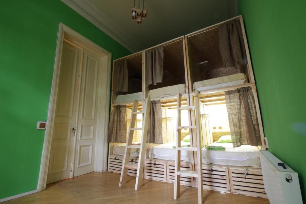 Номер (Кровать в общем 6-местном номере для мужчин и женщин) хостела Velosipedi Capsule Hostel, Тбилиси