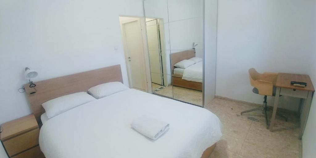Двухместный (Двухместный номер Делюкс с 1 кроватью и ванной) хостела Dizengoff Penthouse, Тель-Авив