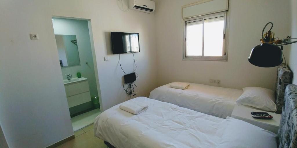 Двухместный (Двухместный номер с 1 кроватью и собственной ванной комнатой) хостела Old Jaffa's Penthouse, Тель-Авив
