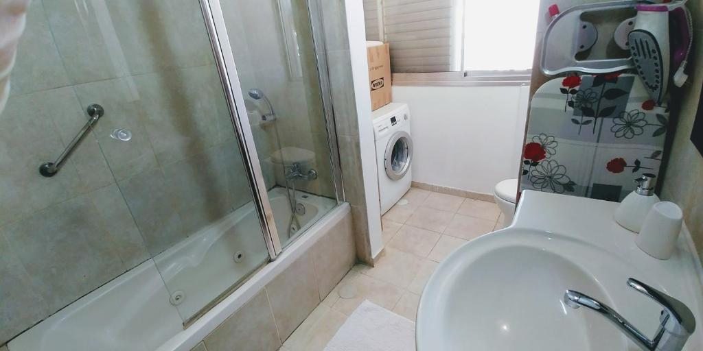 Двухместный (Двухместный номер с 1 кроватью и собственной ванной комнатой вне номера) хостела Old Jaffa's Penthouse, Тель-Авив