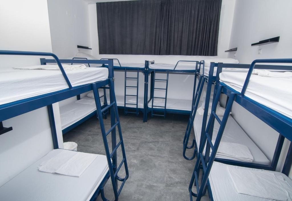 Номер (Спальное место на двухъярусной кровати в общем номере для мужчин и женщин) хостела Overstay Jaffa Hostel (age 18 - 45), Тель-Авив