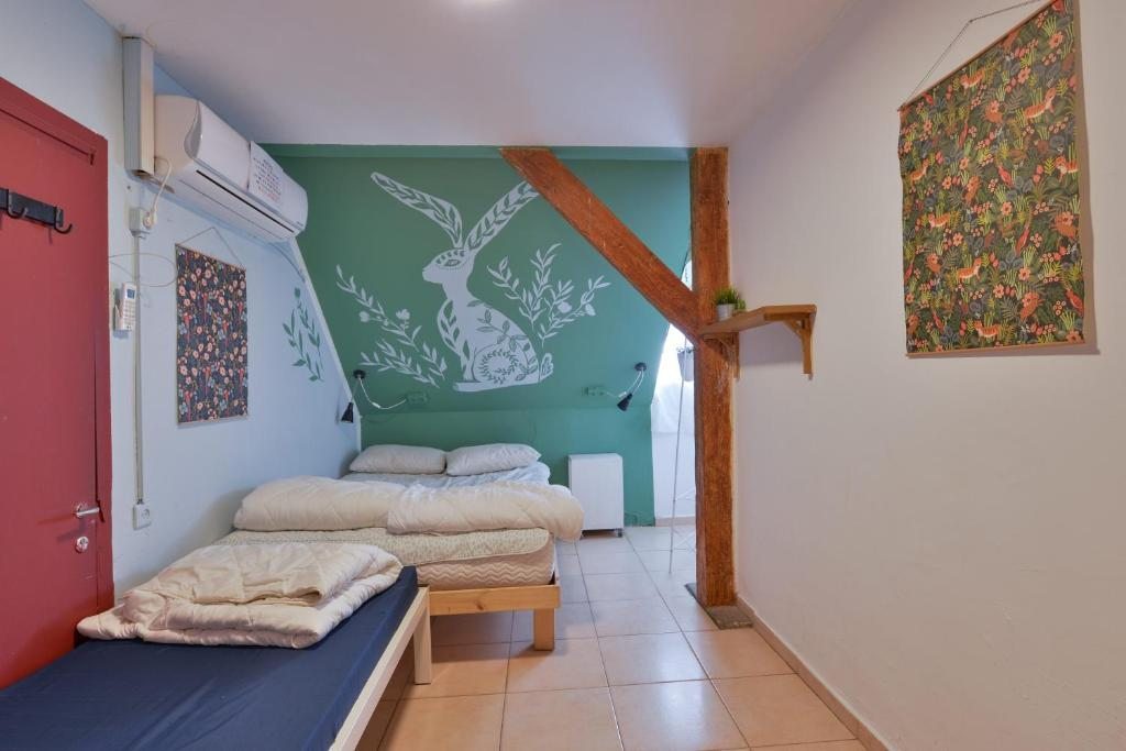Двухместный (Двухместный номер с 1 кроватью или 2 отдельными кроватями) хостела Roger's Hostel Tel Aviv (age 18-45), Тель-Авив