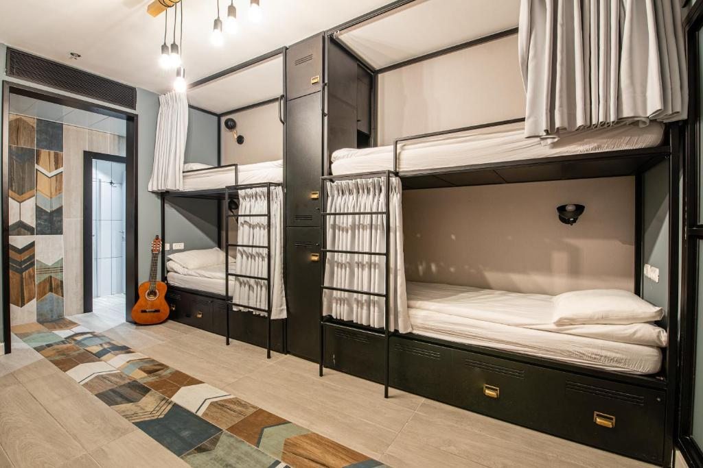 Номер (Кровать в общем 6-местном номере для мужчин и женщин) хостела The Spot Hostel, Тель-Авив