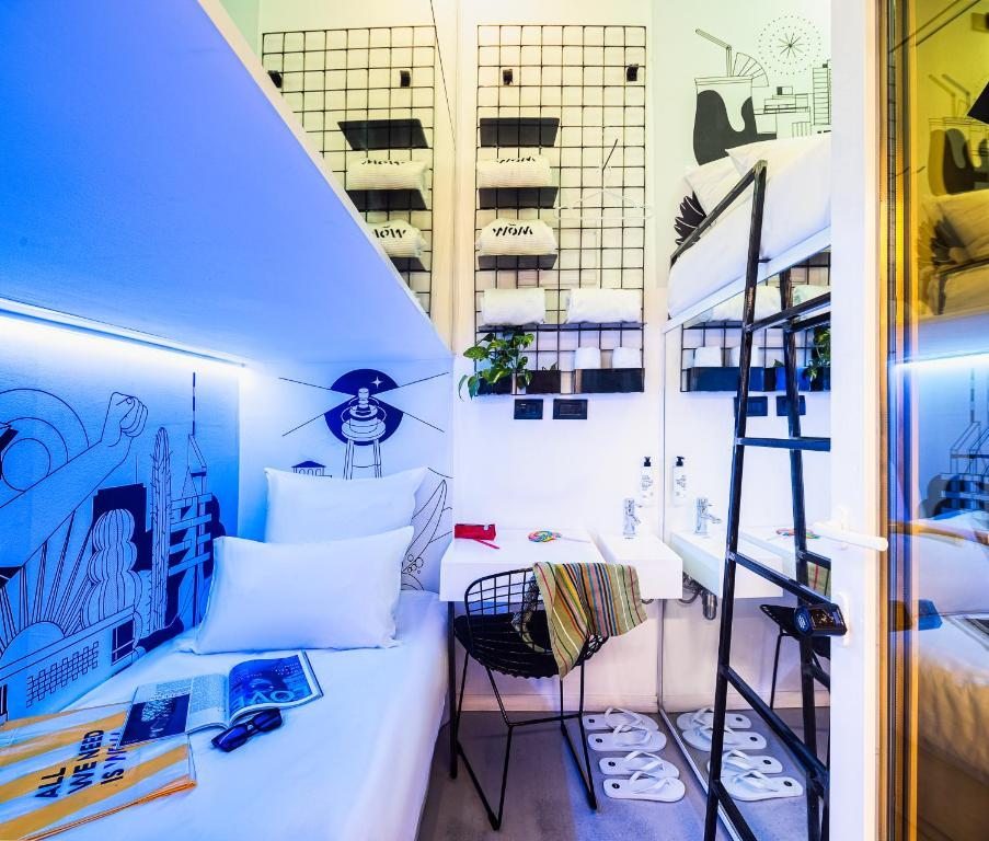 Двухместный (Двухместный номер-капсула с 2 отдельными кроватями и общей ванной комнатой) хостела WOM Allenby by Brown Hotels, Тель-Авив