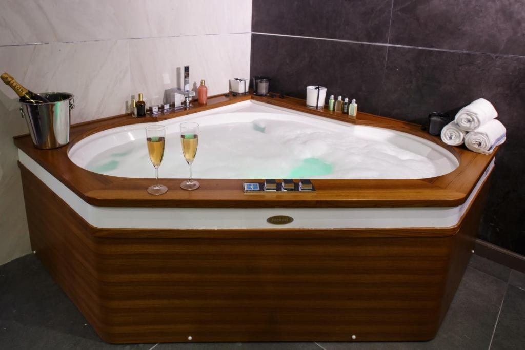 Сьюит (Люкс с гидромассажной ванной и сауной) отеля AZIMUT Отель Меди Терре Нетания