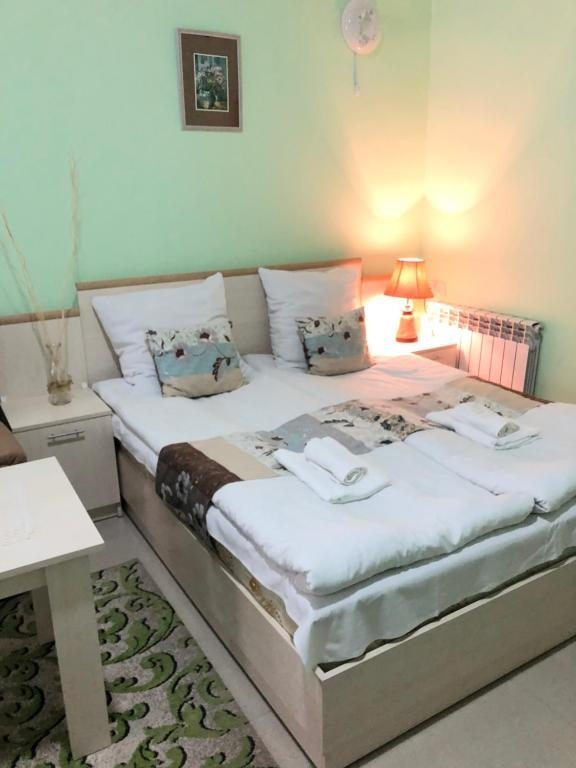 Двухместный (Двухместный с 1 кроватью или 2 отдельными кроватями и душем) отеля Lind Guest House B&B, Гюмри