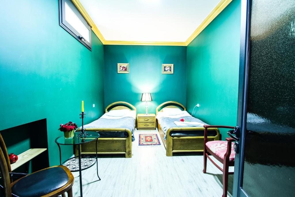 Двухместный (Стандартный двухместный номер с 2 отдельными кроватями) хостела Retro Hostel & Tours, Ереван