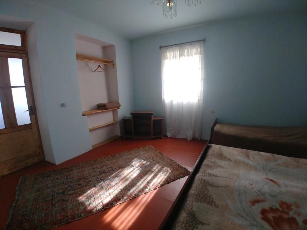 Двухместный (Двухместный номер с 1 кроватью или 2 отдельными кроватями, вид на горы) гостевого дома Tatev Guest House, Татев