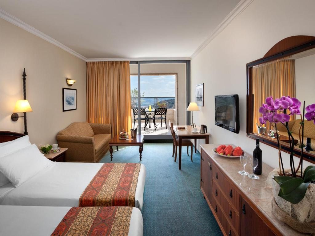 Двухместный (Двухместный номер Делюкс с 1 кроватью или 2 отдельными кроватями и видом на бассейн) отеля Golden Crown Hotel, Назарет