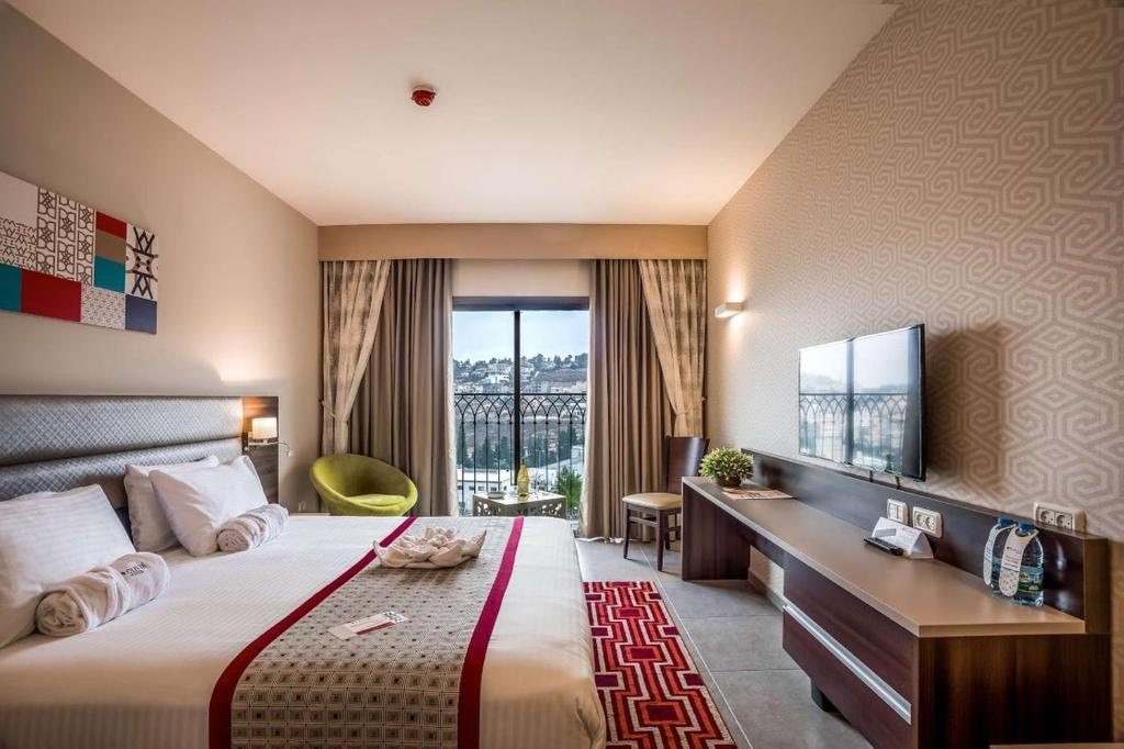 Двухместный (Улучшенный номер с французским балконом) отеля Ramada Nazareth, Назарет