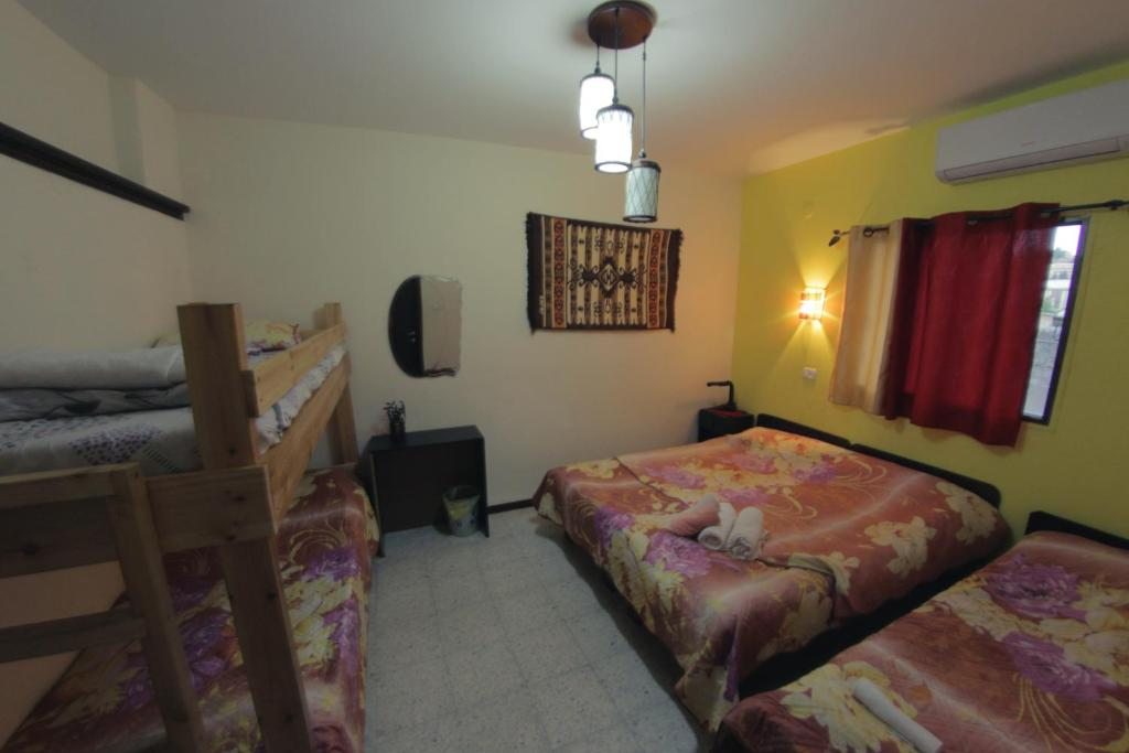 Номер (Кровать в общем 4-местном номере для мужчин и женщин) гостевого дома Vitrage Guest House, Назарет