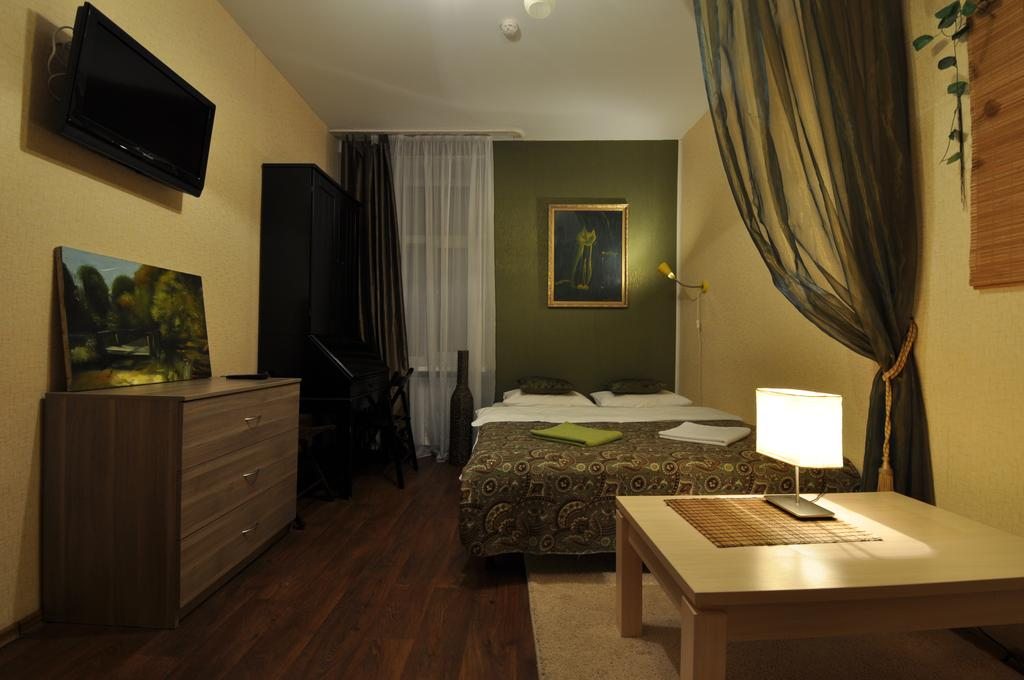 Двухместный (Двухместный номер с двуспальной кроватью и односпальной кроватью) гостевого дома Субкультура, Санкт-Петербург