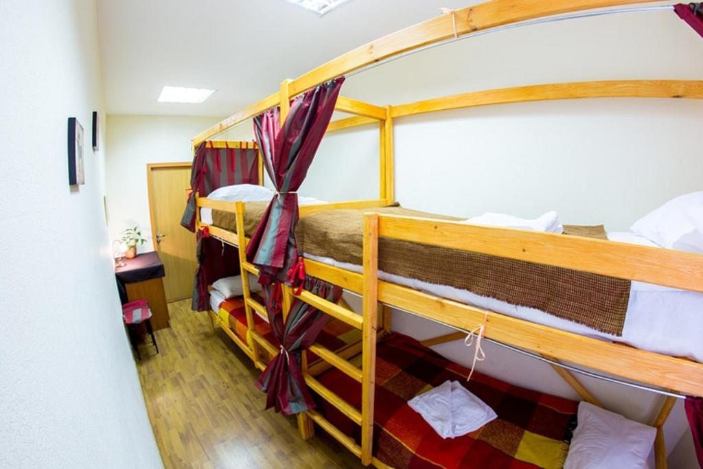 Четырехместный Мужской (Кровать в общем номере для мужчин с 4 кроватями) хостела Санкт-Петербург