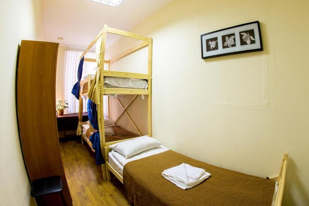 Четырехместный Женский (Кровать в общем номере для женщин с 4 кроватями) хостела Санкт-Петербург