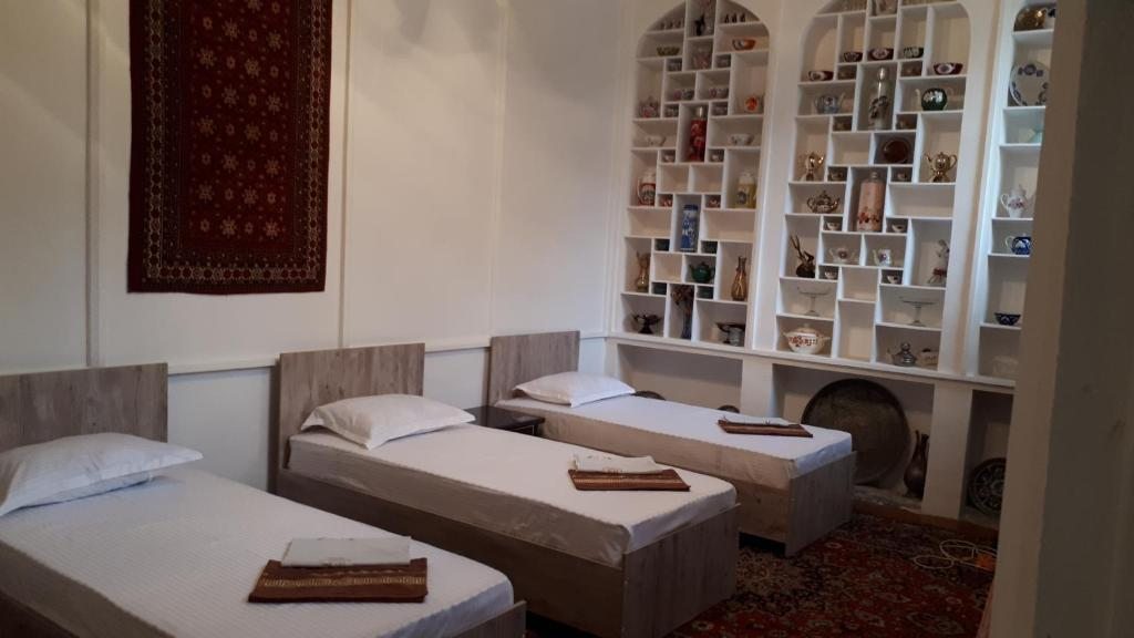 Номер (Кровать в общем номере для мужчин с 4 кроватями) хостела Bobo Haydar Guest House, Бухара