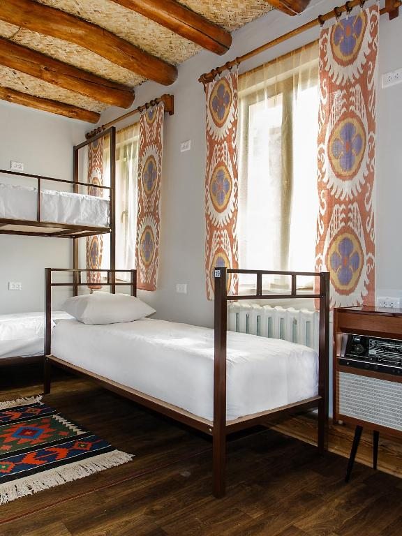 Номер (Односпальная кровать в общем номере для женщин) хостела Dervish Hostel, Бухара