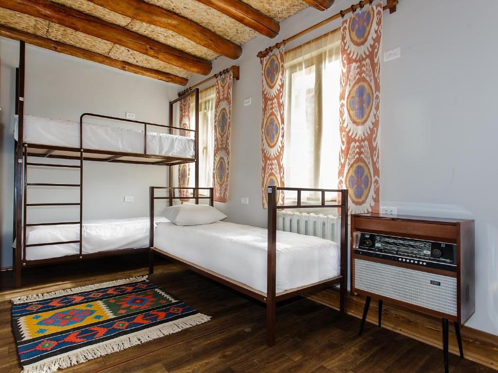 Номер (Односпальная кровать в общем номере для мужчин и женщин) хостела Dervish Hostel, Бухара