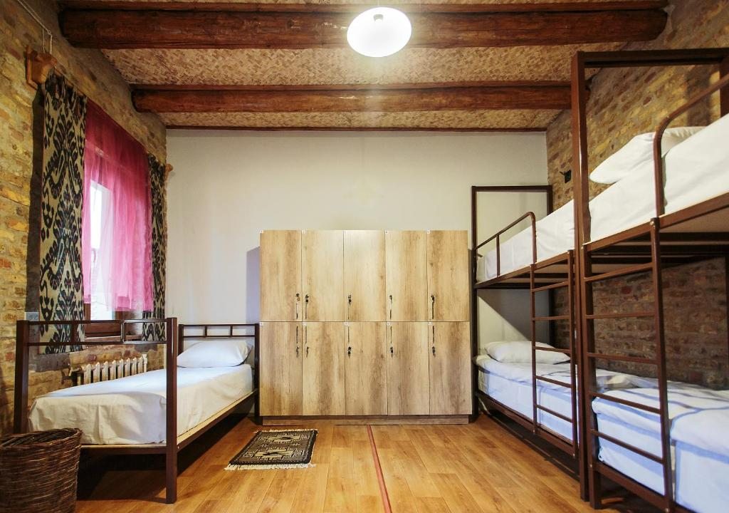 Номер (Односпальная кровать в общем мужском номере) хостела Dervish Hostel, Бухара