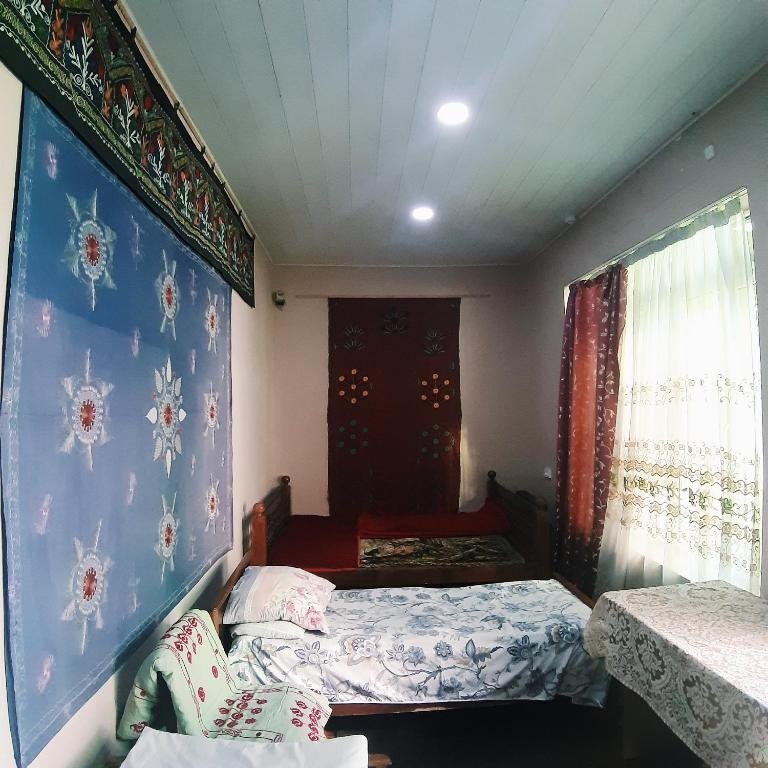 Номер (Общий шестиместный номер для мужчин и женщин) хостела Hostel Gulsara, Самарканд