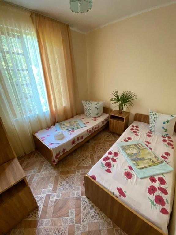 Двухместный (Бюджетный двухместный номер с 2 отдельными кроватями) гостевого дома Guest House Karina, Пицунда