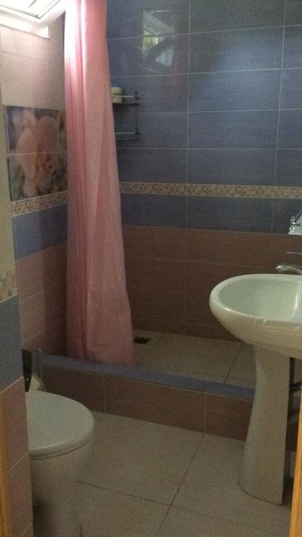 Трехместный (Трехместный номер с ванной комнатой) гостевого дома U Anzhely Guesthouse, Новый Афон