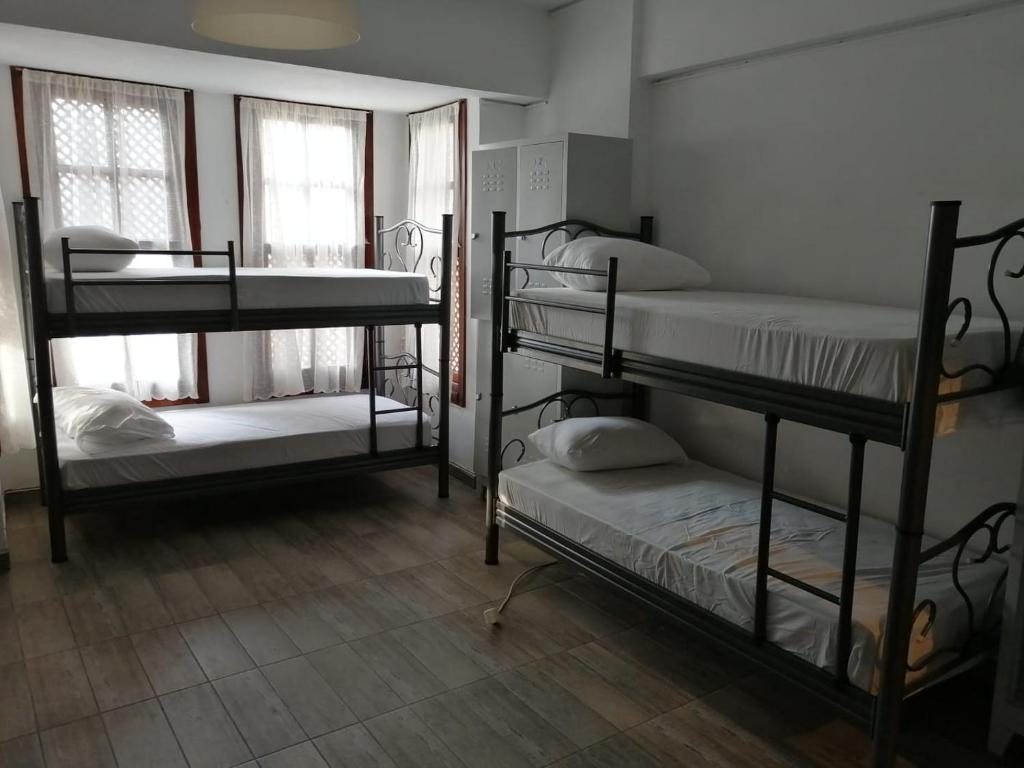 Номер (Односпальная кровать в общем номере) хостела Kuyu Beergarden Hostel, Анталия