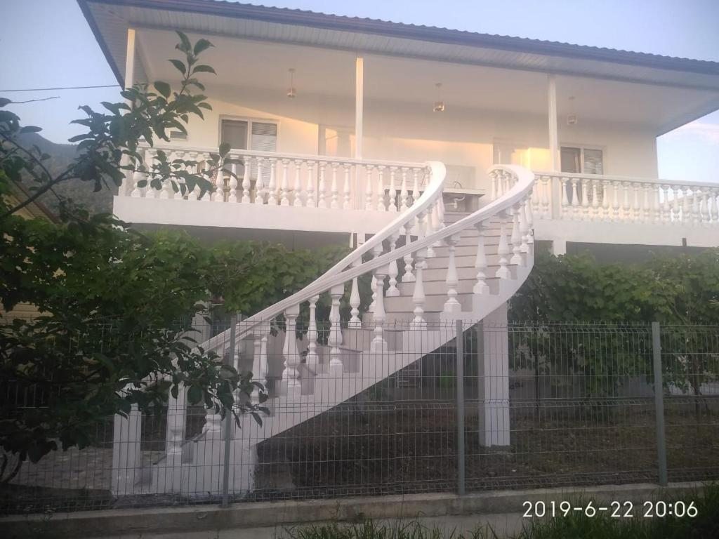 Трехместный (Трехместный номер с балконом) гостевого дома Briz Guesthouse, Гагра