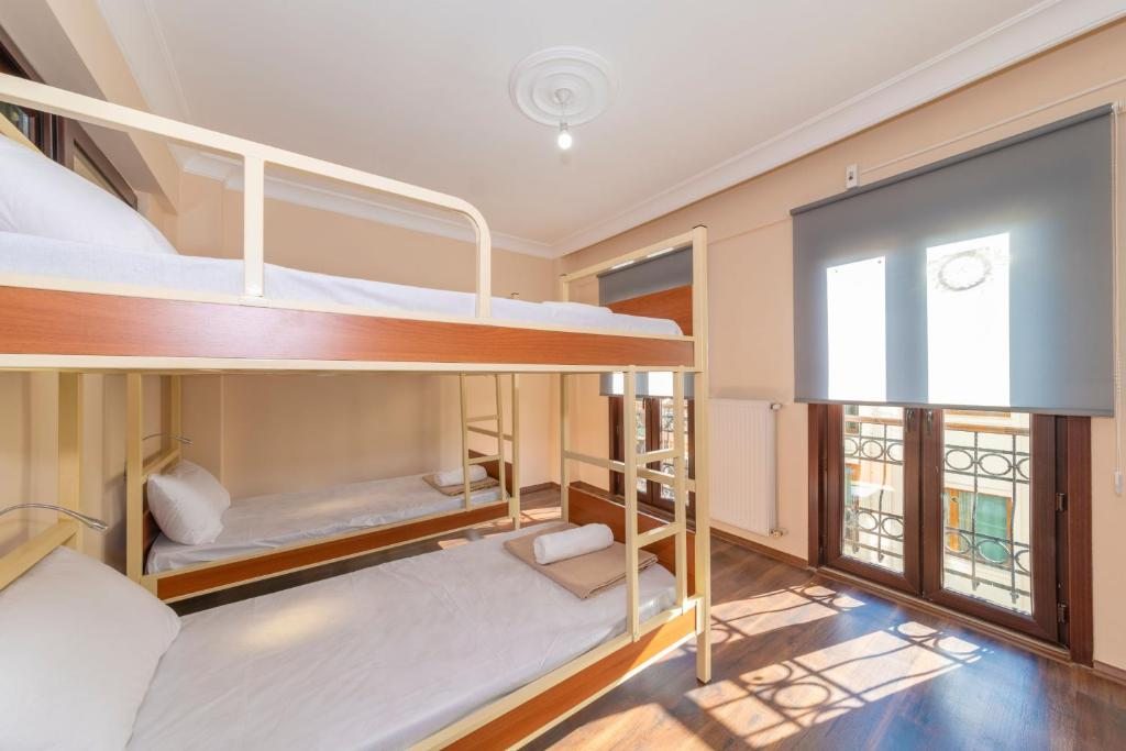 Номер (Кровать в общем 8-местном номере для мужчин и женщин) хостела Taksim City Hostel, Стамбул