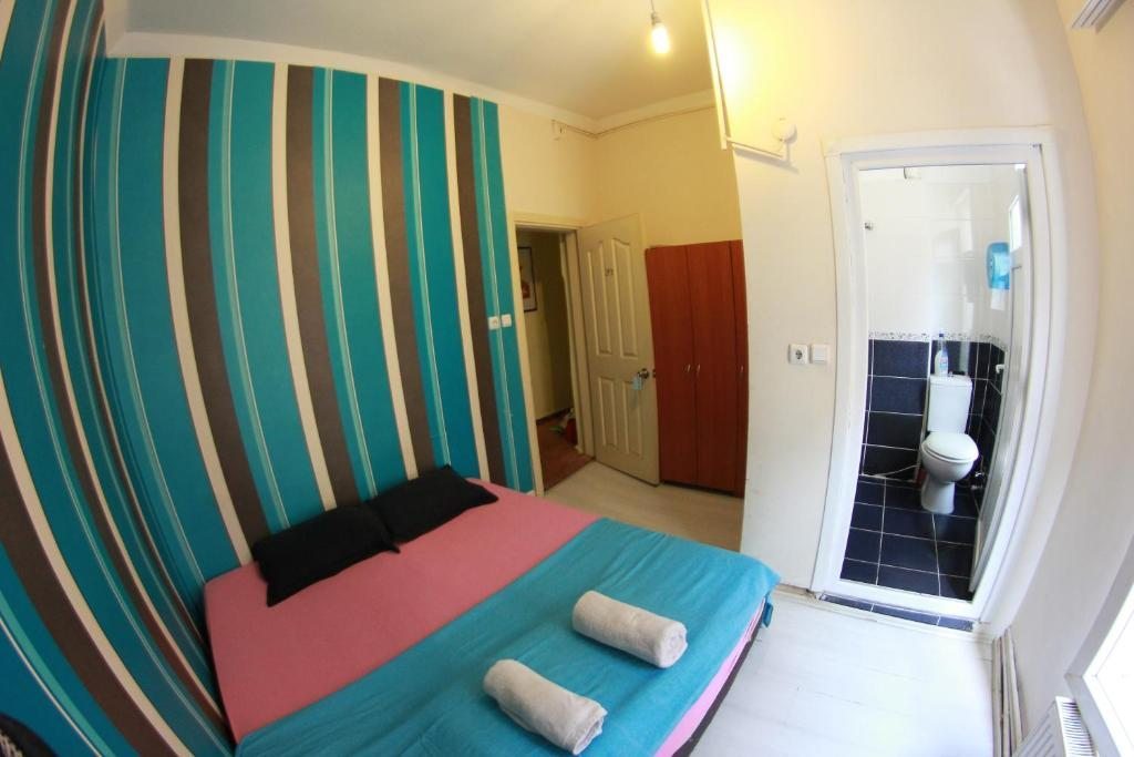 Двухместный (Двухместный номер с 1 кроватью и собственной ванной комнатой) хостела TAXİM HOSTEL, Стамбул
