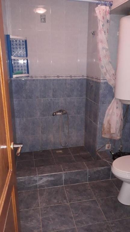 Трехместный (Трехместный номер с основными удобствами и общей ванной комнатой) гостевого дома Elena Guest house, Гагра