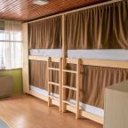 Номер (Кровать в общем 4-местном номере для мужчин и женщин), yolohostel