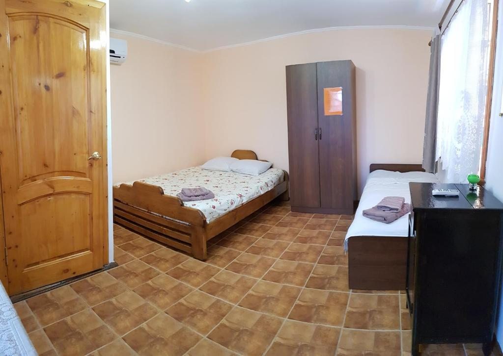 Трехместный (Трехместный номер с собственной ванной комнатой) гостевого дома Guest house Nikolay, Гагра