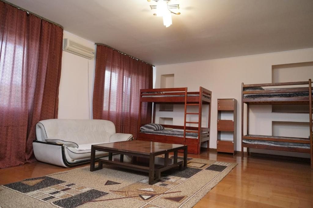 Номер (Спальное место на двухъярусной кровати в общем номере для мужчин и женщин) хостела Friendly hostel & hotel, Алматы