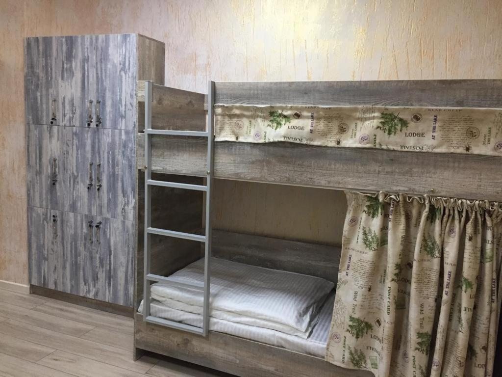 Номер (Спальное место на двухъярусной кровати в общем номере для мужчин и женщин) хостела В Алматы