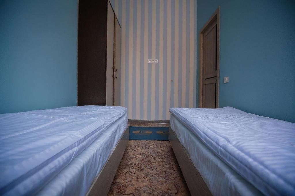 Двухместный (Двухместный номер эконом-класса с 2 отдельными кроватями) хостела Mountain Road, Алматы