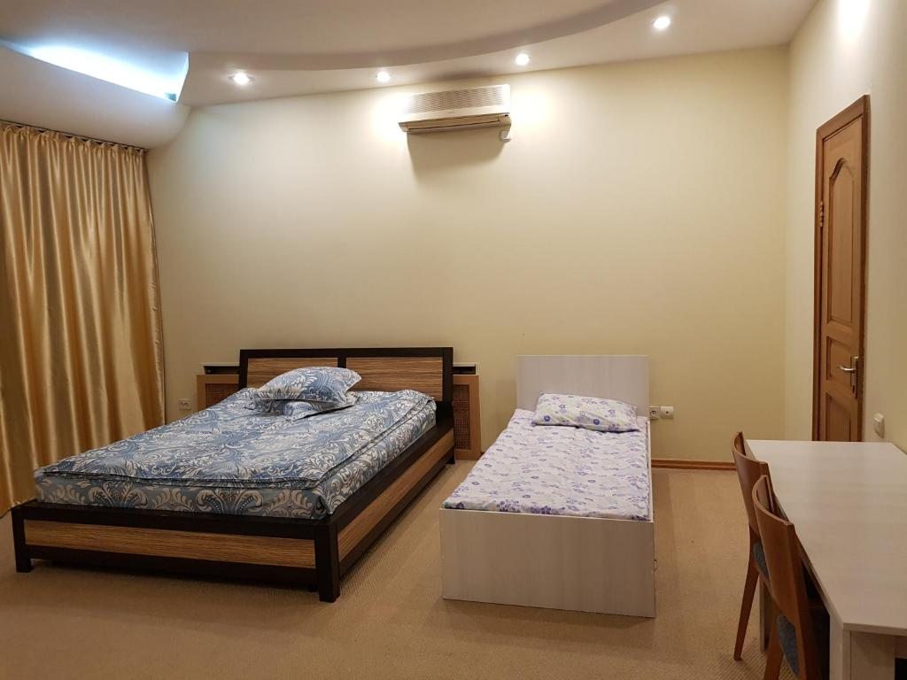 Двухместный (Двухместный номер с 1 кроватью или 2 отдельными кроватями и дополнительной кроватью) хостела Парасат, Алматы