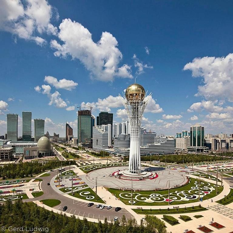 Астана какое государство. Монумент Астана-Байтерек. Монумент Байтерек в Нурсултане. Казахстан башня Байтерек. Астана Чупа Чупс башня.
