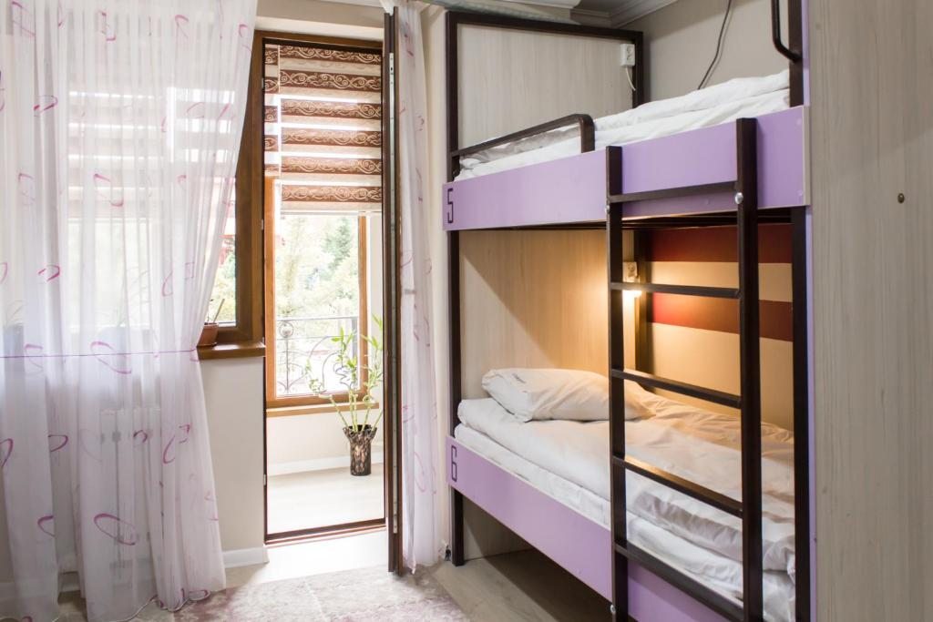 Номер (Спальное место на двухъярусной кровати в общем номере для женщин) хостела Compass Hostel, Бишкек