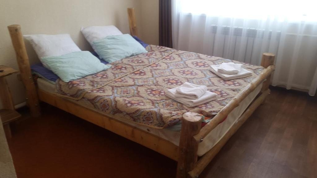 Двухместный (Двухместный номер с 1 кроватью или 2 отдельными кроватями и ванной комнатой) хостела Snow Leopard Hostel, Каракол (Иссык-Кульская область)
