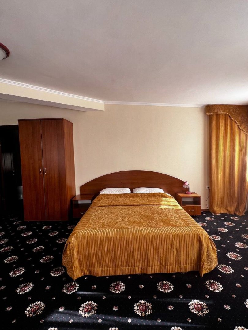 Трёхместный и более (Семейный номер с винтовой лестницей) мини-отеля Maks Hotel, Ольгинка