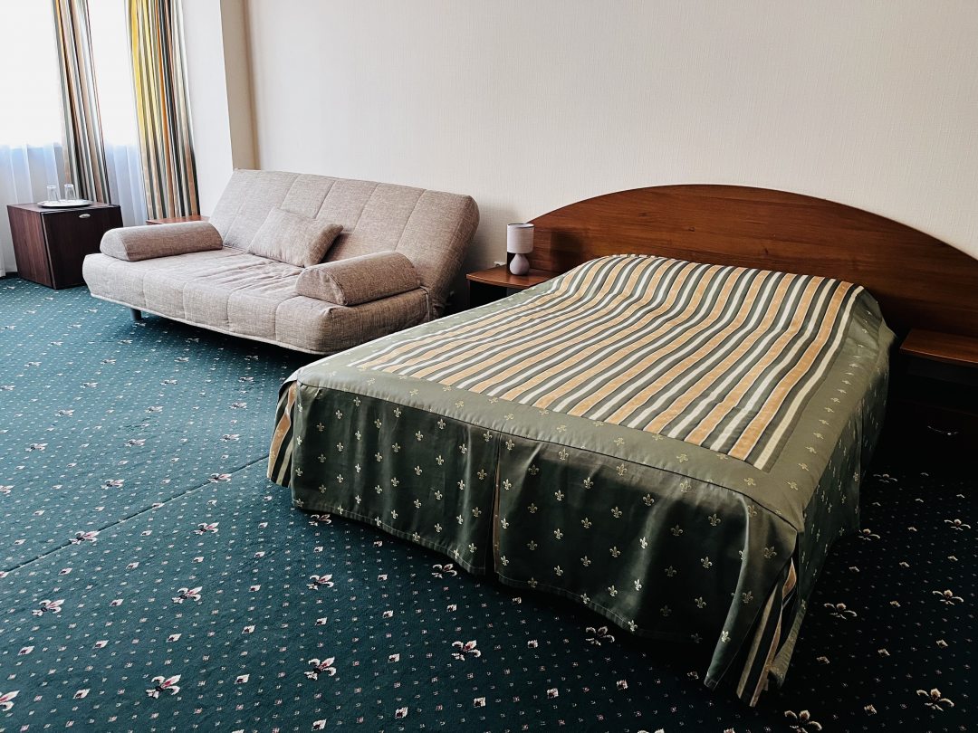 Трёхместный и более (Трёхместный номер с одной двуспальной кроватью и диваном- кроватью) мини-отеля Maks Hotel, Ольгинка