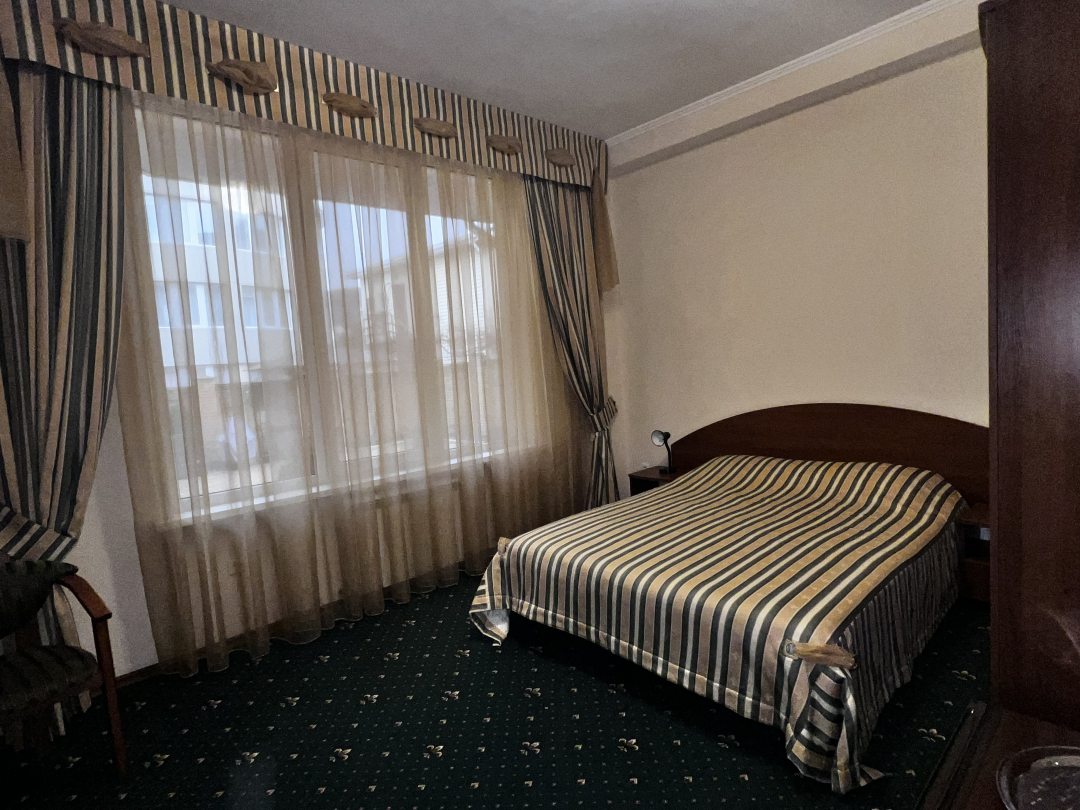 Двухместный (Стандартный двухместный номер с одной двуспальной кроватью и ванной комнатой) мини-отеля Maks Hotel, Ольгинка