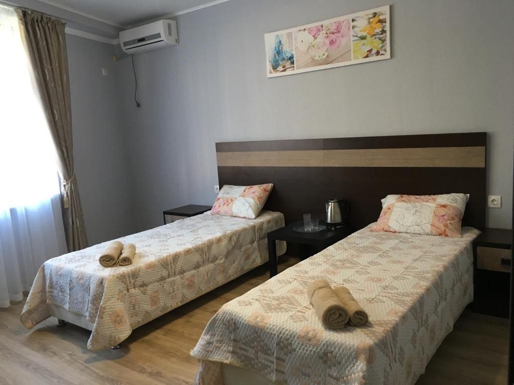 Двухместный (Двухместный номер с 1 кроватью или 2 отдельными кроватями и дополнительной кроватью) мини-гостиницы Panna-Cotta, Ольгинка