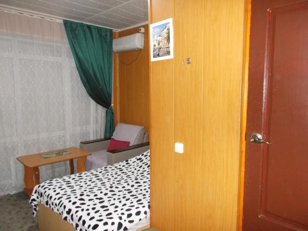 Двухместный (Двухместный номер с 1 кроватью и балконом (для 2 взрослых и 1 ребенка)) гостевого дома Ирис, Ольгинка