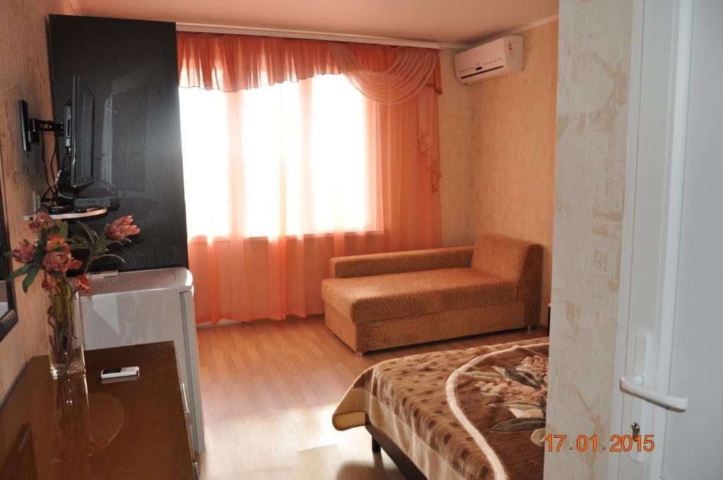 Двухместный (Двухместный номер с 1 кроватью и балконом (для 2 взрослых и 1 ребенка)) гостевого дома Мармари, Ольгинка