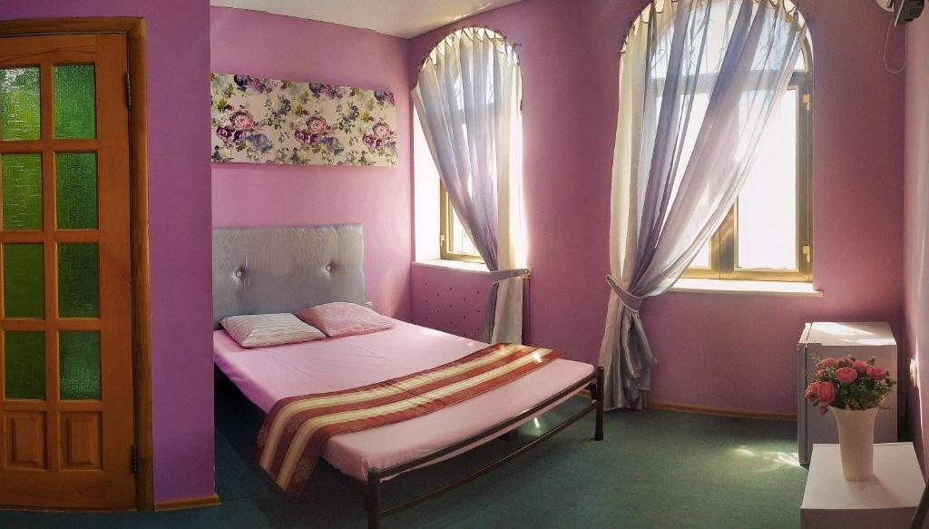 Двухместный (Двухместный номер с двуспальной кроватью и дополнительной кроватью) гостевого дома На Солнечной 13, Ольгинка