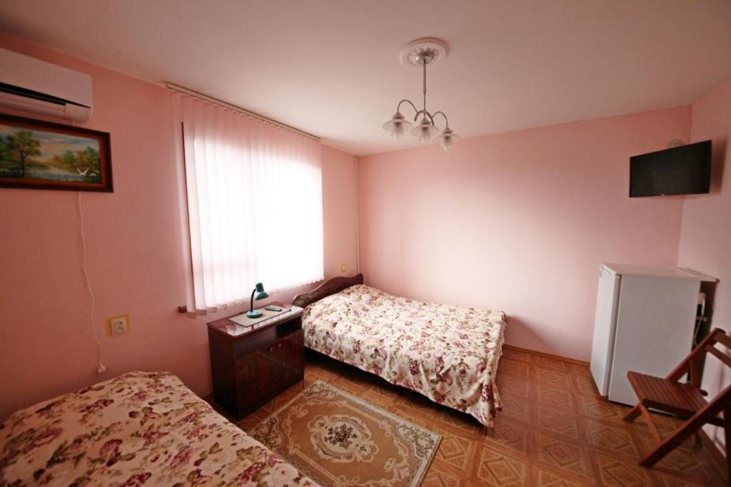 Трехместный (Трехместный номер с общей ванной комнатой) гостевого дома На Черноморской 53, Анапа